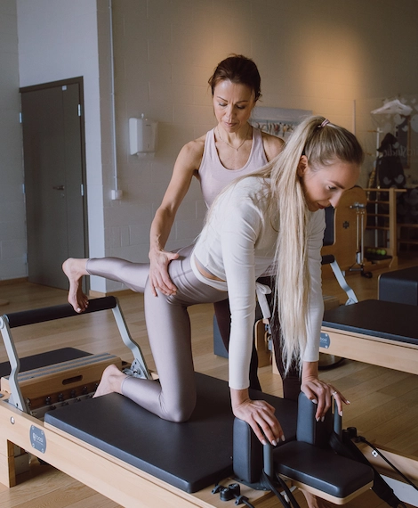 Pilates alustaja paketi treening Bluebird stuudios Laagris – treener juhendab osalejat Reformer masinal, aidates arendada kehakontrolli ja tehnikat.