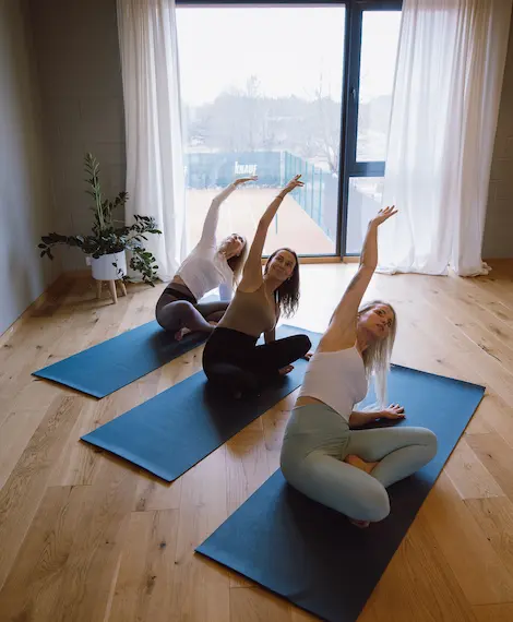 Joogatund valgusküllases stuudios – osalejad harjutavad rahulikus ja hubases keskkonnas.