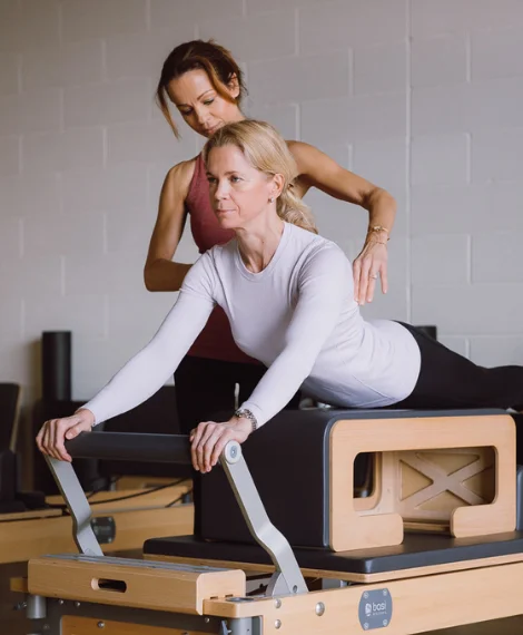 Personaaltreening Pilates Reformeril Bluebird stuudios Laagris – treener juhendab harjutust, keskendudes kehahoiule ja täpsele liikumisele.