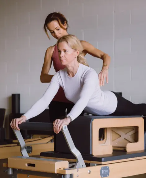 Personaaltreening Pilates Reformeril Bluebird stuudios Laagris – treener juhendab harjutust, keskendudes kehahoiule ja täpsele liikumisele.